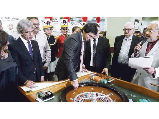 Apuesta. Matías Lanusse echó a rodar la primera bola de la temporada en el Casino Central de Mar del Plata.
