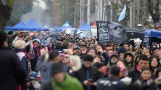 Una multitud se acercó a despedir al Indio Solari. Una multitud se acercó a despedir al Indio Solari.