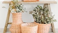 Las canastas de mimbre pueden ser fácilmente reutilizadas par decorar la casa.