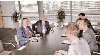 Encuentro. El mandatario cordobés, acompañado por miembros de su gabinete, se reunió con los representantes de ese organismo galo que posee un fondo de 3.000 M de euros para proyectos en Latinoamérica.