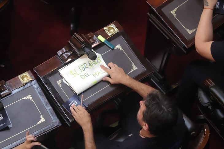 Juan Grabois hizo carteles en medio de la Asamblea Legislativa. Juan Grabois hizo carteles en medio de la Asamblea Legislativa.