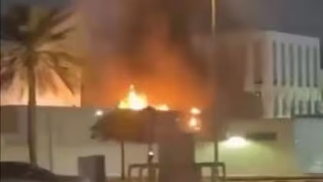 El consulado de EEUU en Dubái prendido fuego tras un ataque iraní.