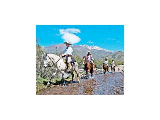 A caballo es una de las tantas formas en que se recorre la Cordillera.