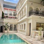 El patio con pileta climatizada con desborde infinito, un rasgo inusual en residencias históricas, en la mansión de estilo francés de Palermo Chico, la propiedad más cara en venta de CABA hoy El patio con pileta climatizada con desborde infinito, un rasgo inusual en residencias históricas, en la mansión de estilo francés de Palermo Chico, la propiedad más cara en venta de CABA hoy