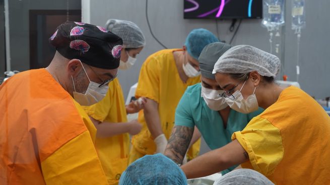 Neurocirujanos extirparon tumores en pacientes despiertos, preservando funciones críticas del cerebro.
