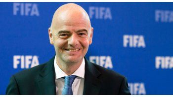 Infantino expresó: Estoy feliz, es mi primera vez aquí en Argentina. Ya sé el camino para venir y lo haré de nuevo. Hasta el agua en la mesa es albiceleste.