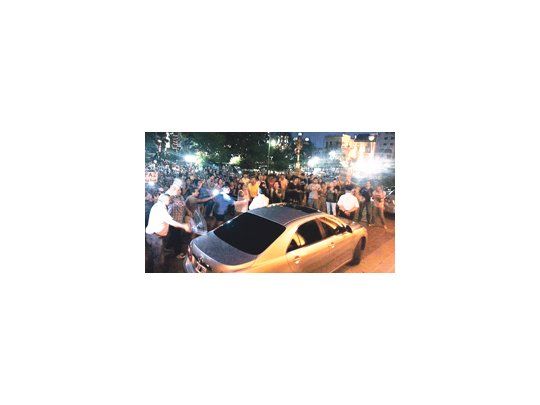 Frente al destrozo de autos oficiales, la Policía tucumana realizó disparos con balas de goma que dejaron como saldo varios heridos.