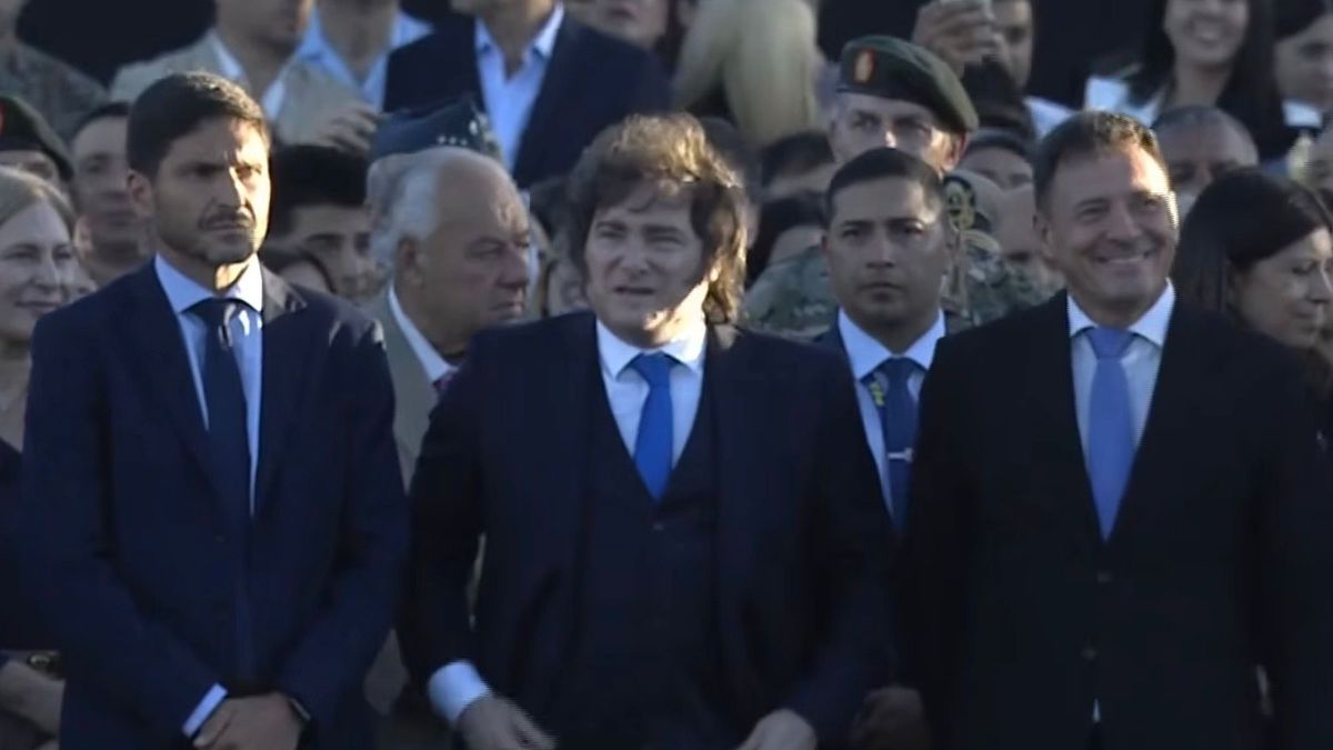 Javier Milei encabeza en San Lorenzo el acto de entrega del sable corvo de San Mart�n a los Granaderos