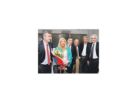 Flores para Lilita en su alma máter, la UCR. La recibió, acompañada de Enrique Olivera (der.),la cúpula partidaria que integran, entre otros, Gerardo Morales, Mario Negri y Oscar Aguad.