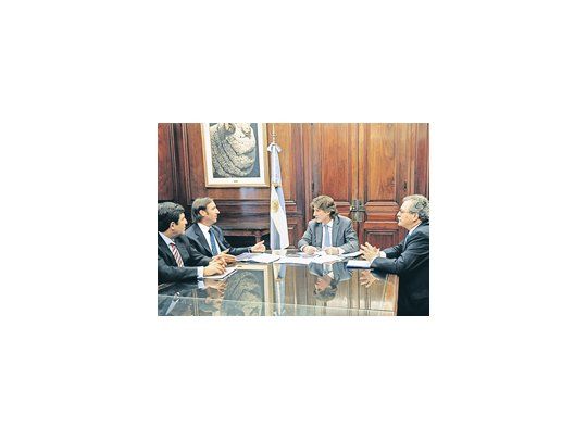 Amado Boudou, como presidente en ejercicio, tuvo bajo perfil y recibió al titular de la AFIP, Ricardo Echegaray, al ministro de Economía, Hernan Lorenzino, y al secretario de Hacienda, Juan Carlos Pezoa.