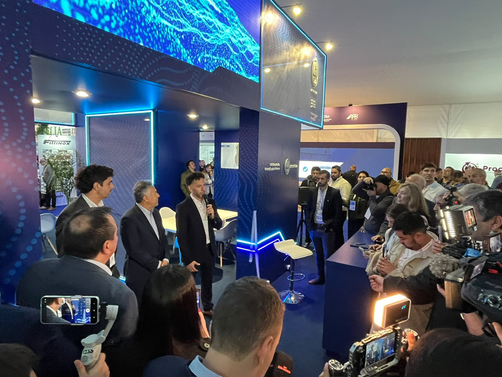 Alfredo Cornejo inauguró el stand de Mendoza en la AOG Patagonia junto a Lucas Erio y Natalio Mema.