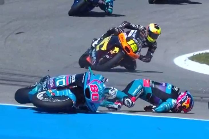Tras quedar tendido e inconsciente, el campeón mundial de Moto3 2024 fue asistido por los servicios médicos y retirado en camilla.