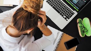 El desempleo juvenil continúa alto en Uruguay.