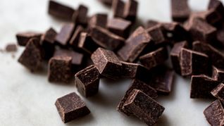 El chocolate amargo posee una gran cantidad de antioxidantes que pueden mejorar el funcionamiento del cerebro.  El chocolate amargo posee una gran cantidad de antioxidantes que pueden mejorar el funcionamiento del cerebro.