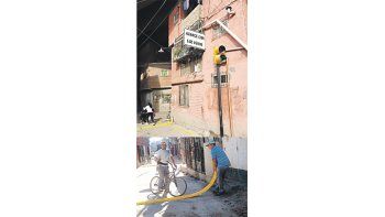 ámbito.com | Reductores de velocidad y semáforos con dos luces regulan hoy el  intenso tránsito en las calles de la Villa 31.