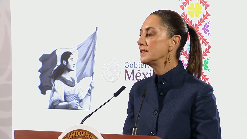 Claudia Sheinbaum brinda la segunda Mañanera de 2025.