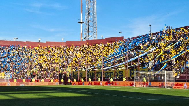 Una multitud de Rosario Central colmó su sector en el estadio de Lanús.