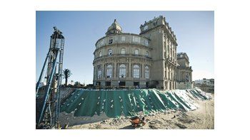 ámbito.com | Frente a la playa, el Hotel Casino Carrasco pronto volverá a recibir los más suntuosos eventos sociales de la capital uruguaya.