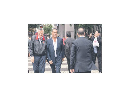 Daniel Scioli volvió ayer a escena. Se vio con José Luis Gioja y luego participó de una reunión de diputados del FpV/PJ antes de la marcha para repudiar los decretos de Macri.