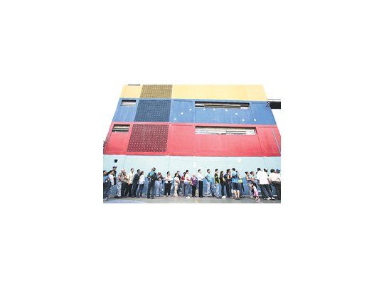 Votantes hacen fila en un centro electoral de Petare, en Caracas.
