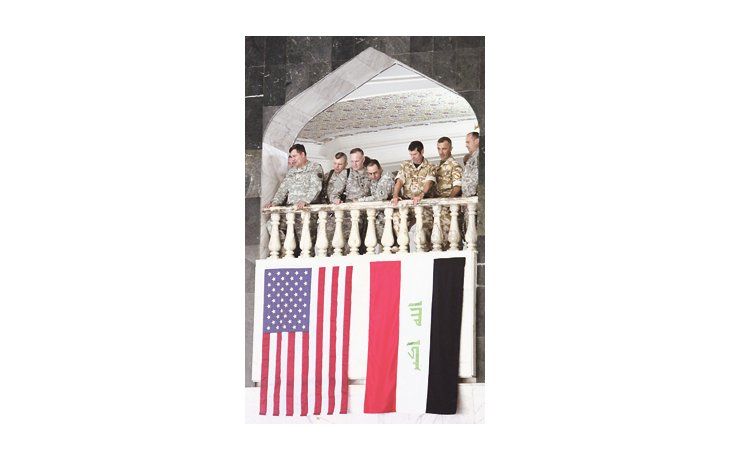 Las banderas norteamericana e iraquí, desplegadas ayer en la ceremonia de cambio de mando en Bagdad. A la cita asistió el vicepresidente de EE.UU., Joseph Biden. Permanecen unos 50.000 hombres del Pentágono en el país árabe.