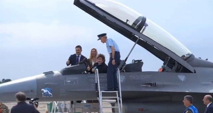 Milei eligió ese aparato para subir durante el acto, acompañado por su hermana Karina Milei y el ministro de Defensa saliente, Luis Petri.