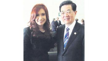 ámbito.com | Cristina de Kirchner y el presidente chino Xi Jinping se reunirán el 3 y el 4 de febrero en ese país. La Presidente cumple con el viaje postergado desde que lo reclamó el chino en julio pasado. Queda por resolver si se convoca a Diputados a convertir en l
