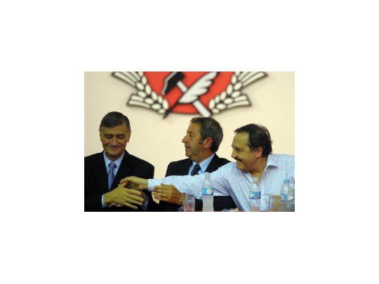 El titular del FAP, Hermes Binner; y los radicales Ricardo Alfonsín y Julio Cobos durante la reunión que mantuvieron en el comité central de la UCR para celebrar un nuevo aniversario del retorno a la democracia.