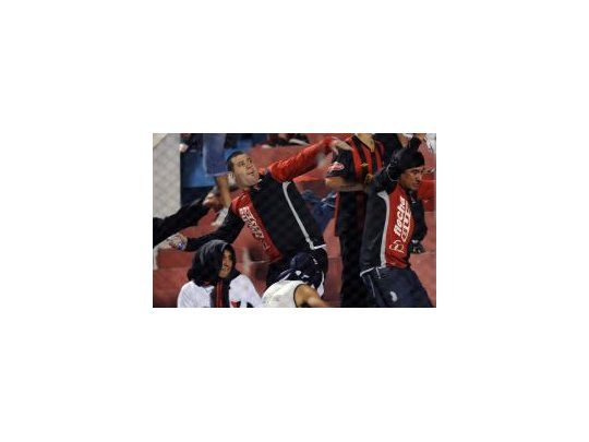 Los hinchas de Colón se tomaron a golpes de puño con la policía paraguaya.