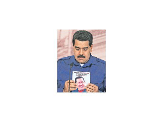 Nicolás Maduro habló ayer ante periodistas extranjeros para presentar, con su interpretación personal, los datos de inflación. El presidente chavista se mostró convencido de que sus decretos e intervenciones de empresas permitieron desacelerar la evolución de los precios. El futuro, sin embargo, es cada vez más complejo.