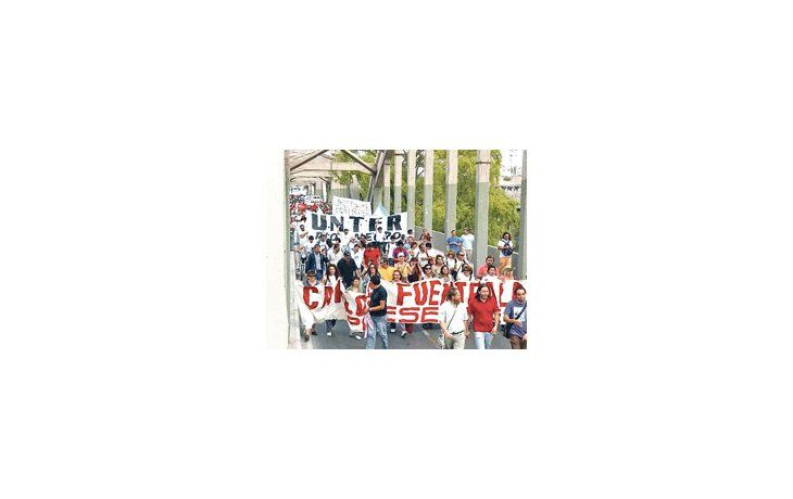 La virulenta huelga docente por reclamos incluye cortes de ruta. Ayer había expectativa por potenciales anuncios que descompriman el conflicto.