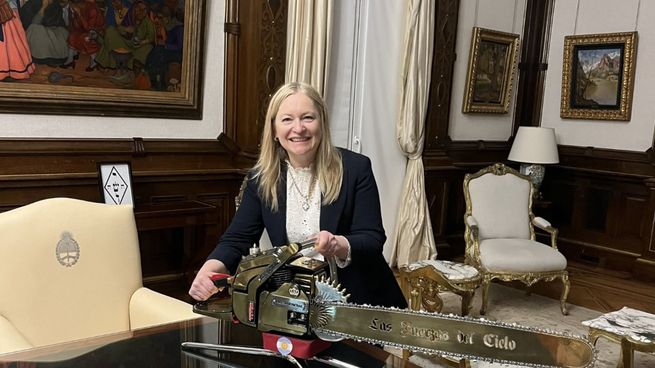 Hebe Casado en la Casa Rosada posa con la motosierra de Javier Milei.