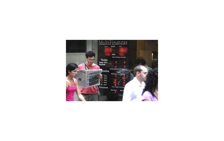 ámbito.com | Dólar oficial subió a $ 8,17 y el blue bajó a $ 11,90