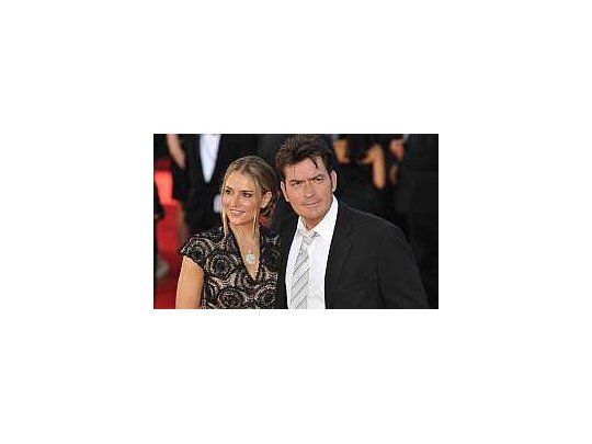 Sheen junto a su esposa, Brooke Mueller.