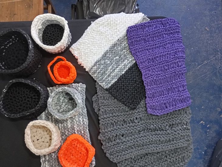 Finalmente, entre otras cosas, la Fundación Impulso y Encuentro produce alfombras para baños, canastas y guirlandas. Finalmente, entre otras cosas, la Fundación Impulso y Encuentro produce alfombras para baños, canastas y guirlandas.