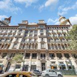 Vista de la fachada principal del edificio, con sus balcones en arco y detalles ornamentales que conservan el diseño original del arquitecto Luigi Broggi. Vista de la fachada principal del edificio, con sus balcones en arco y detalles ornamentales que conservan el diseño original del arquitecto Luigi Broggi.