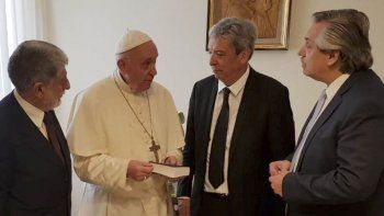 El ex ministro de Defensa y Relaciones Exteriores de Brasil, Celso Amorim, el ex ministro y senador chileno, Carlos Ominami, y el ahora presidente Alberto Fern&aacute;ndez junto al papa Francisco, en agosto de 2018.