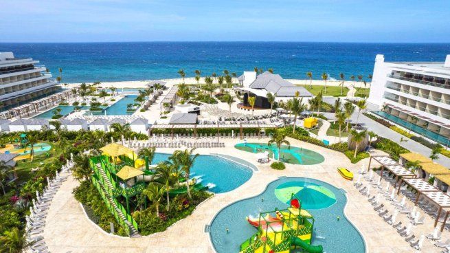Este hotel de lujo jamaicano ofrece piscinas privadas y experiencias de lujo que lo posicionan como ícono del turismo caribeño.