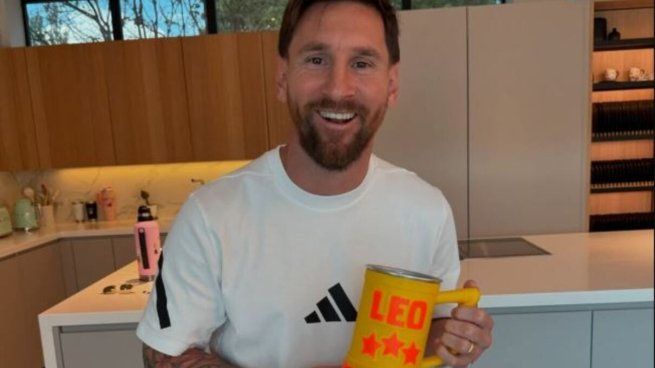 Lionel Messi posando junto a su regalo de navidad.