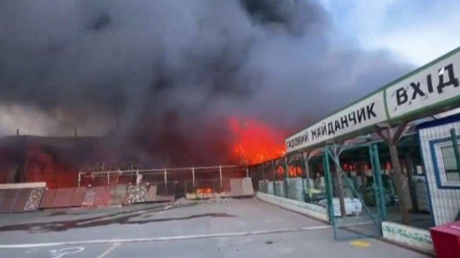 Un misil ruso impactó en un centro comercial en Járkov y dejó muertos.&nbsp;