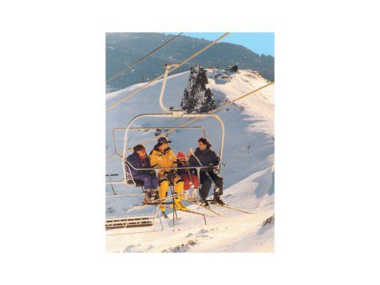 Bariloche se prepara para recibir la mejor temporada de turistas en las vacaciones de invierno. El cerro Catedral aguarda a los esquiadores con nuevos medios de elevación.
