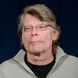 El escritor Stephen King y el músico Roger Waters difundieron mensajes críticos contra el presidente estadounidense y repudiaron el operativo llevado adelante por Estados Unidos en Venezuela. El escritor Stephen King y el músico Roger Waters difundieron mensajes críticos contra el presidente estadounidense y repudiaron el operativo llevado adelante por Estados Unidos en Venezuela.