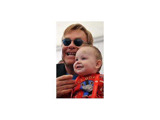 Elton John y el niño que desea adoptar