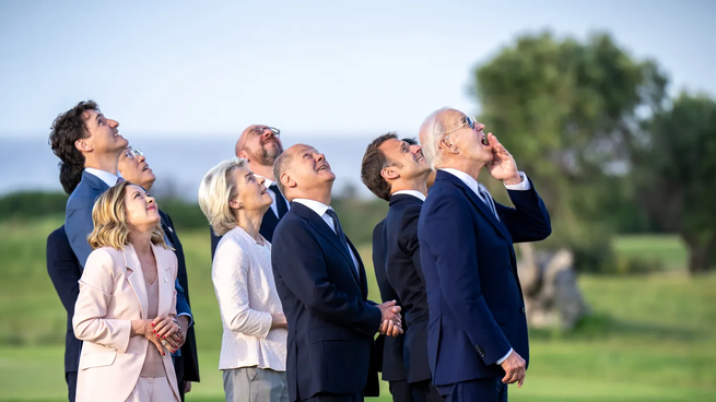 Los líderes del G7, mirando una demostración de paracaidistas.