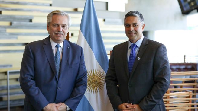 El mandatario Alberto Fernandez y el presidente de General Motors Internacional, Shilpan Amin.
