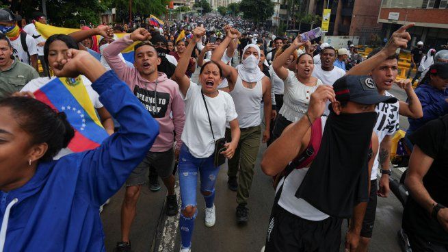 La oposición venezolana se manifiesta tras los resultados electorales y reclamaron que Nicolás Maduro entregue el poder ya.