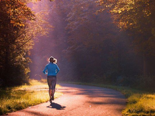 Correr por la mañana ayuda a quemar calorías.