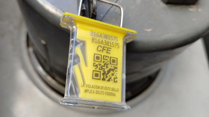 Técnicos autorizados realizan verificaciones periódicas en los medidores domiciliarios para combatir el robo de energía, salvaguardando la infraestructura nacional contra variaciones peligrosas de voltaje y cortocircuitos. Técnicos autorizados realizan verificaciones periódicas en los medidores domiciliarios para combatir el robo de energía, salvaguardando la infraestructura nacional contra variaciones peligrosas de voltaje y cortocircuitos.