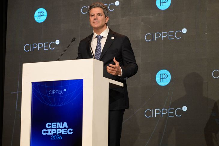 Luciano Laspina debutó como anfitrión en la cena del CIPPEC.