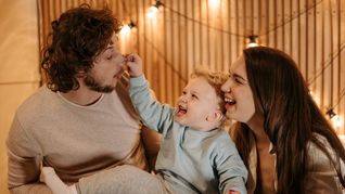 No sorprende que la maternidad produzca cambios en el cerebro de las madres, pero lo mismo ocurre con los padres de Homo Sapiens.
